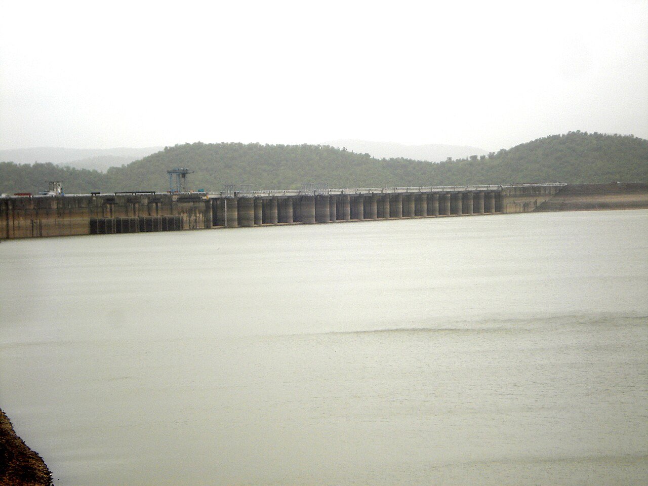 Ukai Dam, Tapi